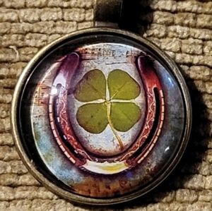 LUCK of the Irish, Horeshoe/4 Leaf Clover